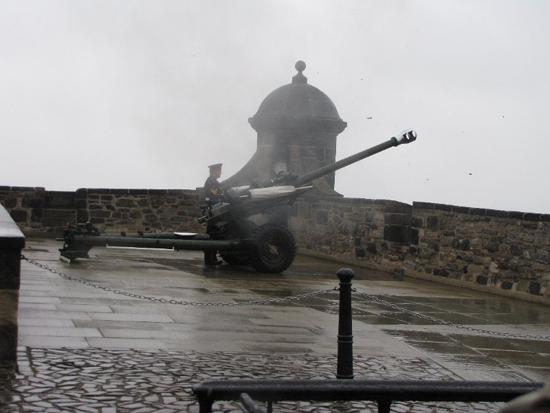 one o clock gun.jpg - The one o'clock gun met gunkeeper Sergeant James Shannon. De one o'clock gun word sinds 1861 bijna elke dag om exact 1 uur afgevuurd. Oorspronkelijk om de schepen op de Firth of Forth de tijd te laten weten.